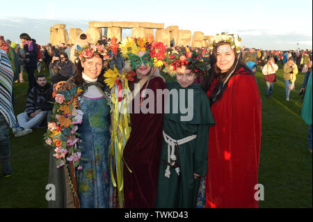 In attesa che il sole, Festaioli a Stonehenge nel Wiltshire benvenuti il solstizio d'estate. Solstice dalla parola latina sol sistere significato Sun fermo Foto Stock