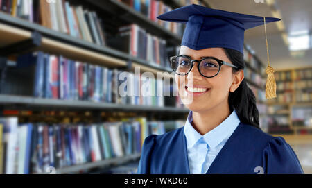 Femmina felice studente laureato in mortarboard Foto Stock