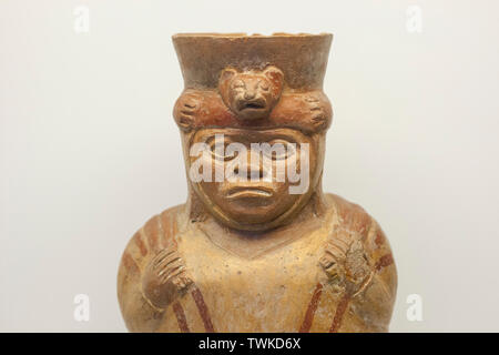Madrid, Spagna - Settembre 8th, 2018: Mochica vaso raffigurante un cacciatore o huaco. Museo delle Americhe, Madrid, Spagna Foto Stock