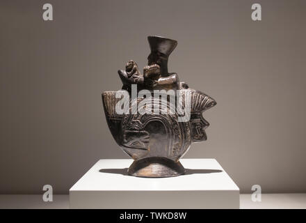 Madrid, Spagna - Settembre 8th, 2018: nave scultorea del Lambayeque cultura, antico Peru. Museo delle Americhe, Madrid, SpainMuseum delle Americhe Foto Stock