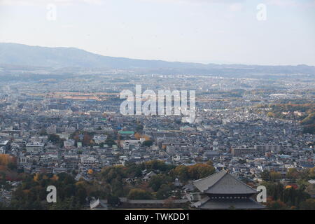 Nara shi , una delle città olddest in Giappone, la vista città sulla sommità del monte wakakusa Foto Stock