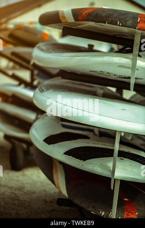 Outdoor stand mobile con surf surf e windsurf per principianti e professionale nella scuola Foto Stock