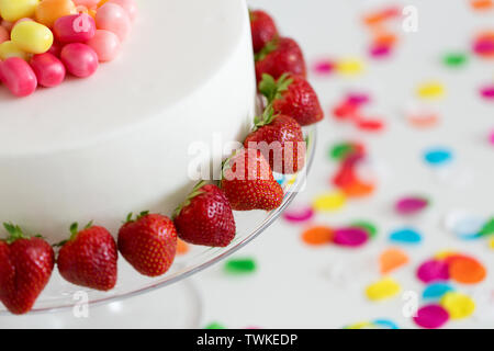 Ravvicinata di una torta di compleanno con fragole Foto Stock