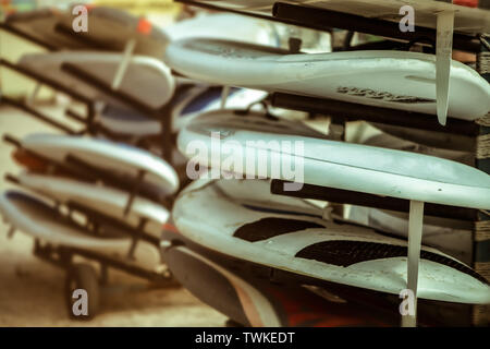 Outdoor stand mobile con surf surf e windsurf per principianti e professionale nella scuola Foto Stock