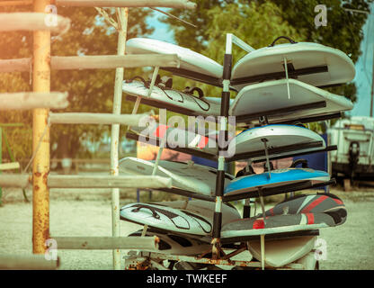 Outdoor stand mobile con surf surf e windsurf per principianti e professionale nella scuola Foto Stock