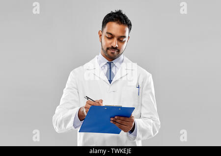 Maschio indiano medico o scienziato con clipboard Foto Stock