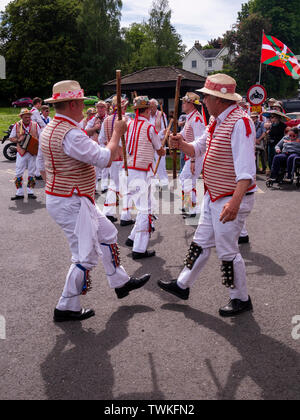 Morris ballerini di Thaxted morris uomini compiono in Finchingfield Essex REGNO UNITO. Questo è parte di un festival annuale di morris dancing tenutasi a Thaxted Foto Stock