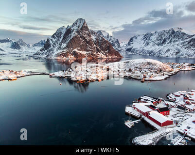 Vista aerea del villaggio di pescatori di montagna circondato sulla stagione invernale a Reine, isole Lofoten in Norvegia Foto Stock