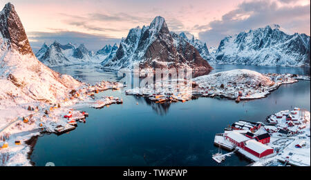 Vista aerea del villaggio di pescatori di montagna circondato sulla stagione invernale a Reine, isole Lofoten in Norvegia Foto Stock