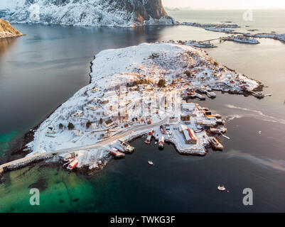 Vista aerea dell'arcipelago con il villaggio di pescatori di montagna circondato sulla stagione invernale a Reine, isole Lofoten in Norvegia Foto Stock