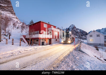 Vano di carico del carrello di guida su strada innevata in valle al crepuscolo Foto Stock