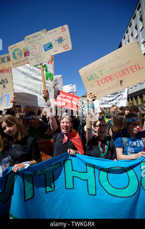 Aachen, Germania. Il 21 giugno, 2019. Sono numerosi i giovani partecipanti del clima il venerdì di dimostrazione per il futuro tenere i loro striscioni. Credito: Henning Kaiser/dpa/Alamy Live News Foto Stock