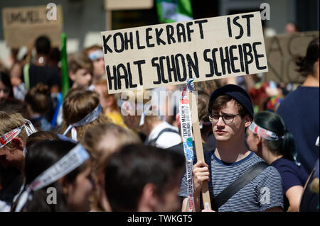 Aachen, Germania. Il 21 giugno, 2019. I giovani partecipanti del clima di dimostrazione il venerdì per il futuro tenere alto il loro poster. Credito: Henning Kaiser/dpa/Alamy Live News Foto Stock