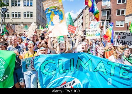 Aachen, Germania. Il 21 giugno, 2019. Sono numerosi i giovani partecipanti prendono parte alla dimostrazione del clima di venerdì per il futuro. Credito: Marcel Kusch/dpa/Alamy Live News Foto Stock