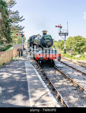 Gloucestershire Warwickshire patrimonio linea di vapore. Un restaurato recentemente steam loco entra nella stazione ristrutturata a Broadway Foto Stock