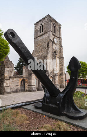 Ancoraggio nero vicino a Holyrood chiesa in Southampton, Inghilterra Foto Stock