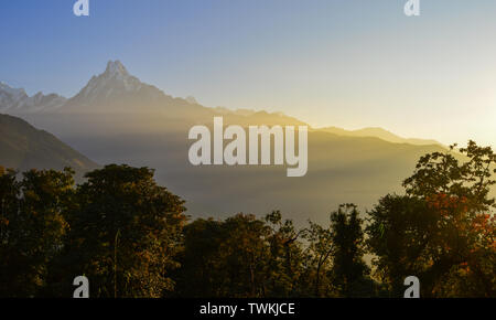 Vista del picco coperto di neve del massiccio di Annapurna in Nepal. Foto Stock