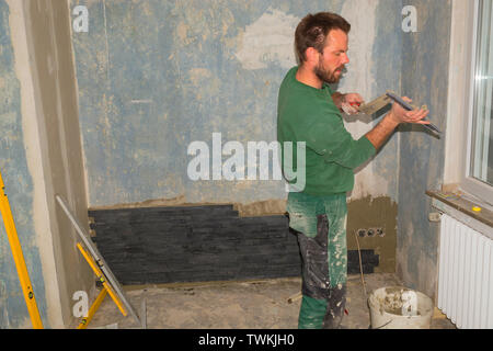 Installatore installare ceramica cinghie retrò piastrelle di clinker Foto Stock