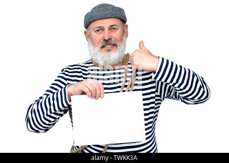 Foto sailor in una striped T-shirt. Un uomo di mezza età con una barba grigia è in possesso di un pezzo di carta bianco Foto Stock