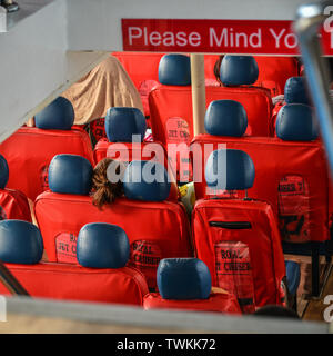 Phuket, Tailandia - Apr 27, 2018. Fila di posti all'interno di traghetto sul mare a Phuket, Tailandia. Foto Stock