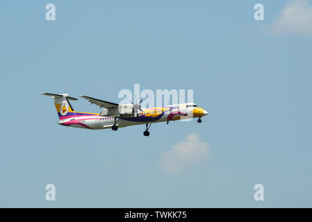 Bangkok, Tailandia - 24 Aprile, 2018. HS-DQA De Havilland Canada Dash 8 Q400 Nok Air atterraggio all'Aeroporto Don Muang (DMK) a Bangkok, in Thailandia. Foto Stock