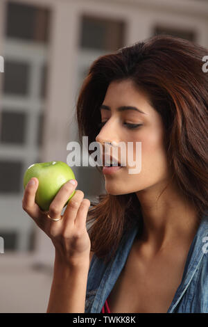 In prossimità di una donna di mangiare un Apple Foto Stock