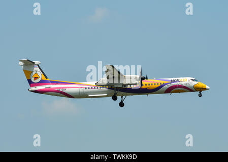 Bangkok, Tailandia - 24 Aprile, 2018. HS-DQA De Havilland Canada Dash 8 Q400 Nok Air atterraggio all'Aeroporto Don Muang (DMK) a Bangkok, in Thailandia. Foto Stock