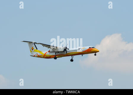 Bangkok, Tailandia - 24 Aprile, 2018. HS-DQG Nok Air De Havilland Canada Dash 8-400 atterraggio all'Aeroporto Don Muang (DMK) a Bangkok, in Thailandia. Foto Stock