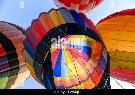 Colorate mongolfiere con accensione di un gonfiabile in festival annuale Foto Stock