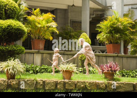 Bangalore, India, Giugno 4, 2019 : scultura del Mahatma Gandhi e bambino, di bambino muovendo tenendo il bastone del Mahatma Gandi a bengaluru, India Foto Stock