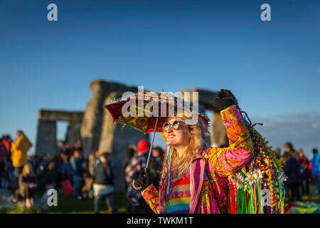 Penny Lane da Atlanta, Georgia, Stati Uniti d'America gode dell'atmosfera a Stonehenge nel Wiltshire durante il solstizio d'estate. Foto data Venerdì 21 Giugno, 2019 Foto Stock