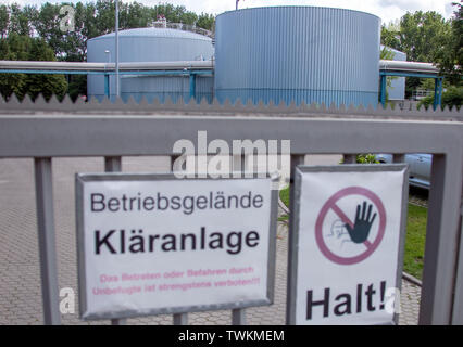 Rostock, Germania. Il 21 giugno, 2019. Impianti di trattamento delle acque reflue nei locali del Warnow Wasser- und Abwasserverband Nordwasser. In occasione di una conferenza stampa, il modello di progetto di un clima amichevole per i fanghi di depurazione impianto di incenerimento sarà presentato. A partire dal 2024, l'impianto sarà utilizzato per lo smaltimento di fanghi di depurazione da 15 acqua comunale e di acque reflue associazioni in tutta MV e produrre "verde teleriscaldamento". Credito: Jens Büttner/dpa-Zentralbild/dpa/Alamy Live News Foto Stock