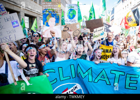 Aachen, Germania. Il 21 giugno, 2019. Sono numerosi i giovani partecipanti prendono parte alla dimostrazione del clima di venerdì per il futuro. Credito: Marcel Kusch/dpa/Alamy Live News Foto Stock