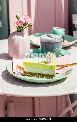 Materie vegane torta al limone con Levander caffè. Foto Stock