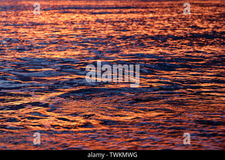 Panorami della spiaggia e dell'oceano all'alba. Amed, Karangasem Regency, Bali, Indonesia Foto Stock