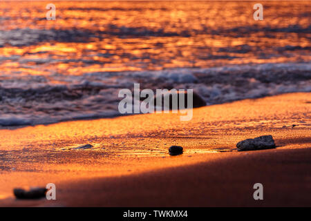 Panorami della spiaggia e dell'oceano all'alba. Amed, Karangasem Regency, Bali, Indonesia Foto Stock