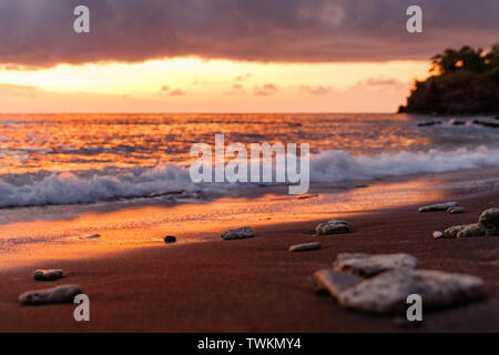 Panorami della spiaggia e dell'oceano all'alba. Amed, Karangasem Regency, Bali, Indonesia Foto Stock