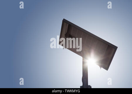 Pannelli solari. Lato posteriore del pannello solare sole e cielo blu Foto Stock