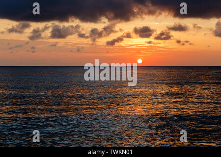 Panorami della spiaggia e dell'oceano all'alba. Amed, Karangasem Regency, Bali, Indonesia Foto Stock