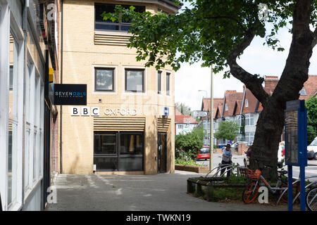 Oxford, Oxfordshire, Regno Unito il 21 giugno 2019 si sono svolte proteste in tutto il paese per protestare contro sia la decisione della BBC di testare la licenza televisiva per gli oltre 75 anni, sia la decisione del governo di far pagare la concessione alla BBC. AGGIORNAMENTO: Lunedi 16 marzo 2020, questa decisione è stata invertita in attesa di possibile autoisolamento del gruppo degli oltre 70 a causa della pandemia mondiale. NELLA FOTO: Uffici della BBC, Oxford Bridget Catterall Alamy Live News Foto Stock