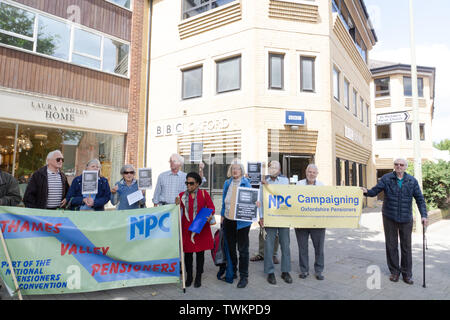 Oxford, Oxfordshire, Regno Unito il 21 giugno 2019 si sono svolte proteste in tutto il paese per protestare contro sia la decisione della BBC di testare la licenza televisiva per gli oltre 75 anni, sia la decisione del governo di far pagare la concessione alla BBC. Bridget Catterall Alamy Live News Foto Stock