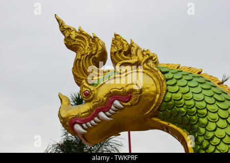 Un nuovo colorato tempio costruito con intricati artigianale, nella campagna del sud est della Thailandia Foto Stock