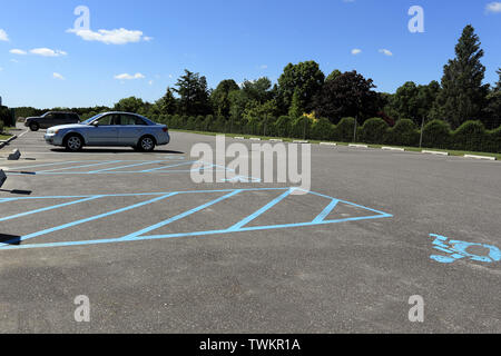 Handicap spazi di parcheggio Foto Stock