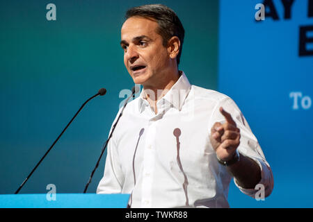 Atene, Grecia. Il 21 giugno, 2019. Kyriakos Mitsotakis, leader del partito conservatore "Nuova democrazia", parla ai suoi sostenitori durante un rally. Credito: Angelos Tzortzinis/dpa/Alamy Live News Foto Stock