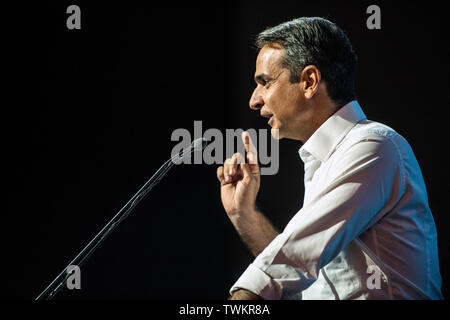Atene, Grecia. Il 21 giugno, 2019. Kyriakos Mitsotakis, leader del partito conservatore "Nuova democrazia", parla ai suoi sostenitori durante un rally. Credito: Angelos Tzortzinis/dpa/Alamy Live News Foto Stock