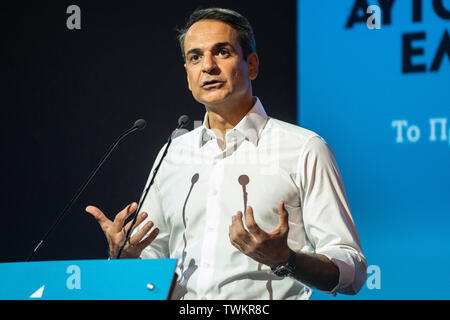 Atene, Grecia. Il 21 giugno, 2019. Kyriakos Mitsotakis, leader del partito conservatore "Nuova democrazia", parla ai suoi sostenitori durante un rally. Credito: Angelos Tzortzinis/dpa/Alamy Live News Foto Stock