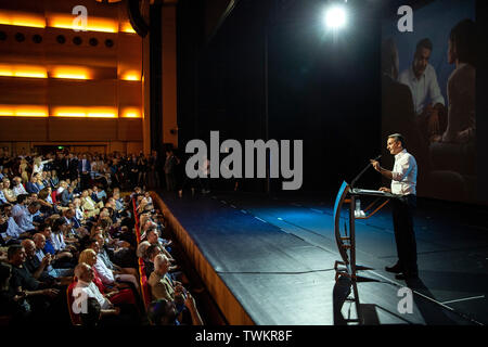 Atene, Grecia. Il 21 giugno, 2019. Kyriakos Mitsotakis, leader del partito conservatore "Nuova democrazia", parla ai suoi sostenitori durante un rally. Credito: Angelos Tzortzinis/dpa/Alamy Live News Foto Stock