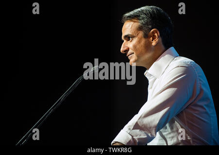 Atene, Grecia. Il 21 giugno, 2019. Kyriakos Mitsotakis, leader del partito conservatore "Nuova democrazia", parla ai suoi sostenitori durante un rally. Credito: Angelos Tzortzinis/dpa/Alamy Live News Foto Stock