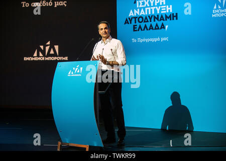 Atene, Grecia. Il 21 giugno, 2019. Kyriakos Mitsotakis, leader del partito conservatore "Nuova democrazia", parla ai suoi sostenitori durante un rally. Credito: Angelos Tzortzinis/dpa/Alamy Live News Foto Stock