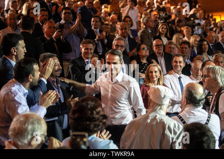 Atene, Grecia. Il 21 giugno, 2019. Kyriakos Mitsotakis, leader del partito conservatore "Nuova democrazia", è accolto dai suoi sostenitori durante un rally. Credito: Angelos Tzortzinis/dpa/Alamy Live News Foto Stock